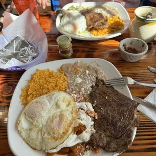 Chilaquiles con Huevo y Bistec they were