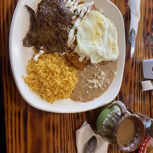 Chilaquiles con Huevo y Bistec
