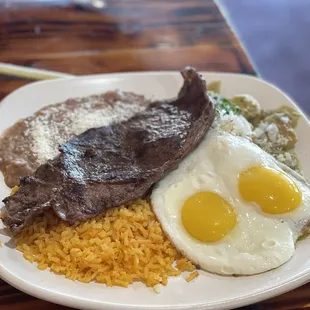 Chilaquiles con Huevo y Bistec verdes