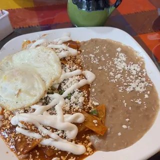 Chilaquiles Verdes o Rojos con Huevo