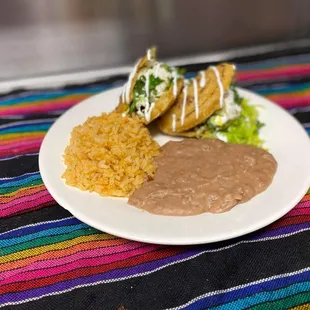 Combinación de gorditas con arroz y frijol