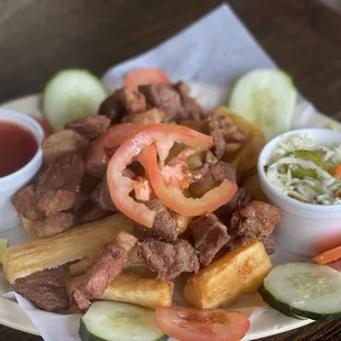 Yucca con chicharrons