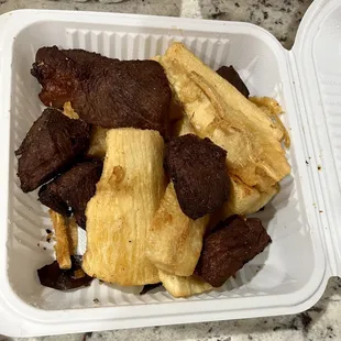 Yuca Frita con chicharrón
