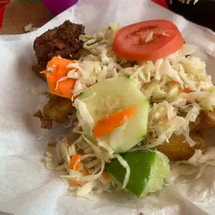 Chicarrones con yuca frita