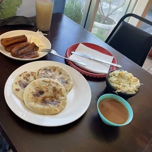 3 revueltas , plátano con crema y una bebida de marrañon