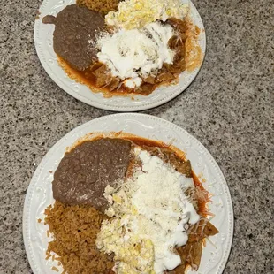 Chilaquiles rojos con hueco revuelto