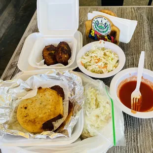 Excellent service. Not greasy. I'm very picky when it pertains to Salvi food, but this place satisfies my Salvi craving.