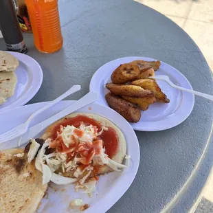 Pupusa revuelta y plátanos