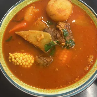 Caldo de res rojo