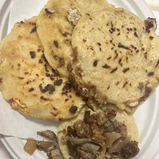 Pupusas , tacos carnitas