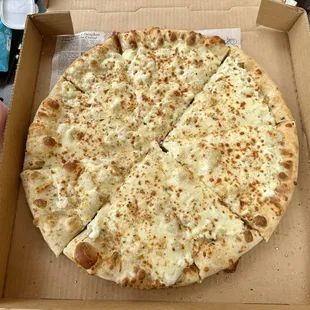 "Bianca" (Alfredo sauce, mozzarella, ricotta, garlic, parmesan)