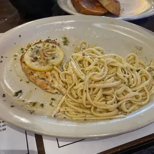 Pollo Ala Limon and a side of garlic bread