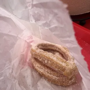 Los Churros vienen 4 me comí 2 antes de tirar la foto muy ricos. Churros come 4 in a bag I forgot to they a pic before they are so good