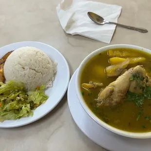 Sancocho de pollo con arroz, plátanos, y ensalada