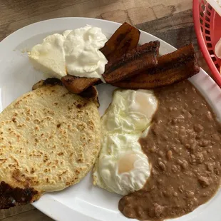 Desayuno típico con pupusa revuelta!