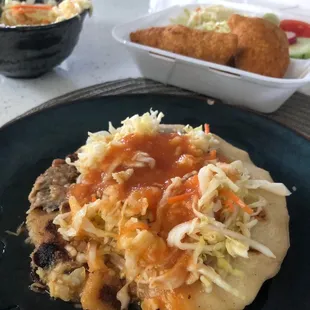Pupusas Revueltas con repollo y salsa