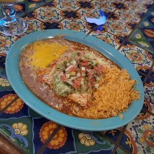 Enchaladas con guacamole y picadillo (shredded been &amp; pork mix enchaladas with guacamole)