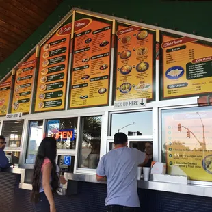 Always busy. Pretty loud. Only take cash. Pretty good Mexican food. My favorite of the two here in Tracy