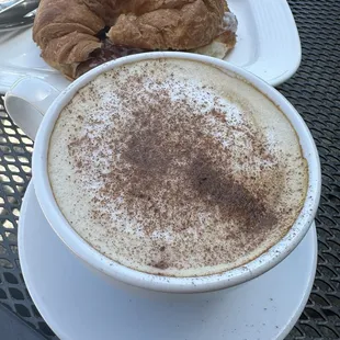 Cappuccino Medium, Croissant sandwich