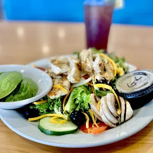 "JOAN OF ARC" salade de poulet! Nutrient rich bitter greens perfectly seasoned chicken + avocado + Greek Dressing + unsweet ice tea :)..
