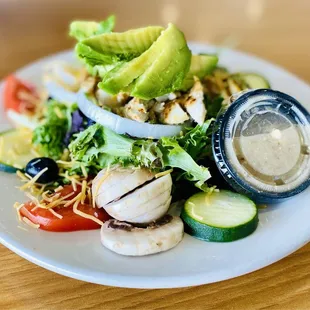 "JOAN OF ARC" salade de poulet! Salade et avocat! Viva la Salade de poulet et avocat! w/avocado &amp; GREEK dressing! OUIOUI !!! :)....