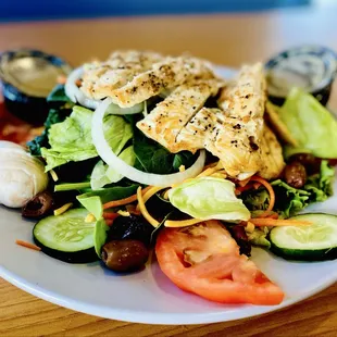 "JOAN OF ARC" salade de poulet! Perfectly seasoned chicken w/super fresh greens, mushrooms, yummy olives &amp; Greek Dressing :)...