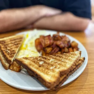 a plate of breakfast food