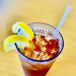 Love that you automatically get two lemons in your unsweet tea here OuiOui