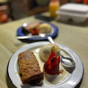 Postre : pan de elote con un scoop de nueve de vainilla.