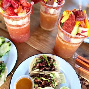 Michelada de Fresa, Tamarindo y Mango con tacos de chapulines