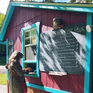 Pick up and payment window for La Crust.