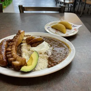 Una Bandeja Paisa con Carne y dos empanadas de res