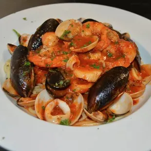 Linguini Frutti di Mare - shrimp, mussels, clams, calamaria, scallops in a spicy red sauce - delicicious!!