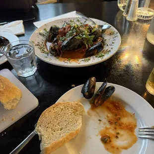 Mussels Marina and fresh bread appetizers
