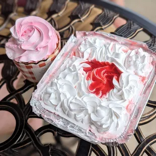 Strawberry Tres Leches &amp; Strawberry Cupcake | Instagram: @telephonesmoothie