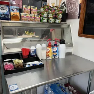Cream and sugar station