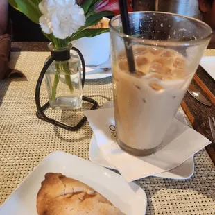 Iced vanilla cappuccino and concha