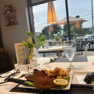 Beautiful food, nice decoration!