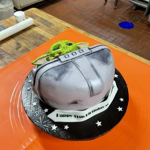 Baby Yoda Grogu cake!