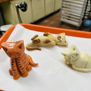 Fondant cats for a cake!