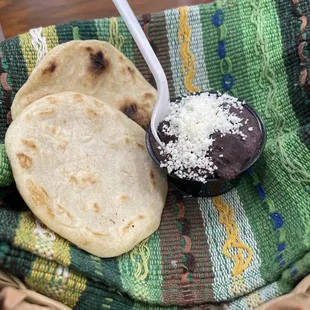 Tortillas con frijoles negros