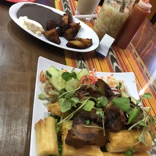 Yuca Sancochada o Frita con Chicharron