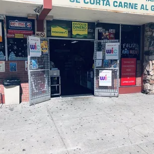 Entrance, tamale tray at left side.