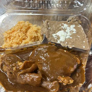 Pollo en Mole Platillo