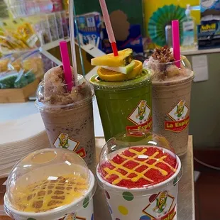 Esquire, jugo verde, raspado de nuez.