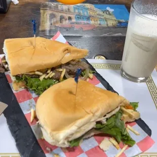 Pan con Bistec &amp; Leche Maltiada