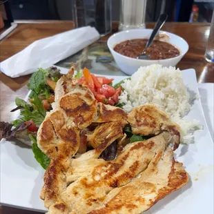 Pollo a la plancha, frijoles, arroz y ensalada.