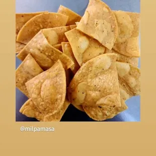 a picture of a plate of chips