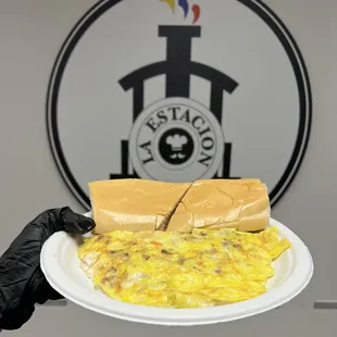 Omelette con Jamón y queso , y tostada cubana