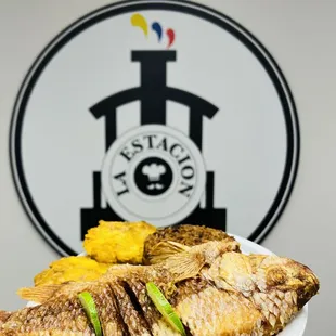 Mojarra frita con arroz con coco y patacón
